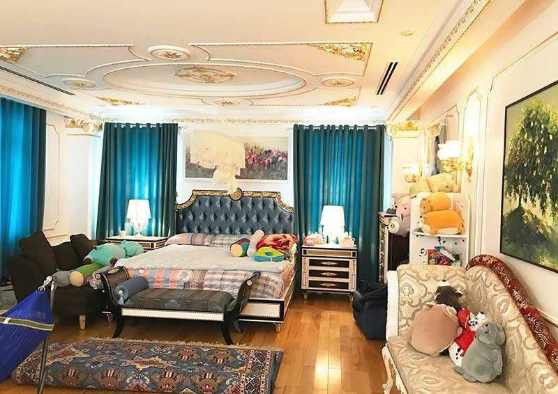 Một phòng ngủ rộng rãi trong căn biệt thự. Ảnh: Thegioiremviet