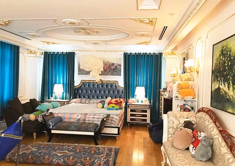 Một phòng ngủ rộng rãi trong căn biệt thự. Ảnh: Thegioiremviet