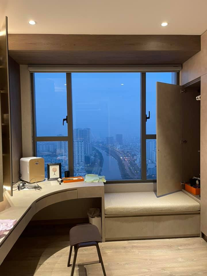 Căn nhà được thiết kế tủ âm tường giúp tiết kiệm diện tích và trông rộng rãi hơn. Ảnh: FBNV