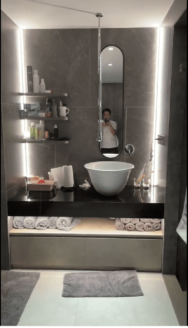 Phòng tắm được trang bị nội thất đắt đỏ. Ảnh chụp màn hình