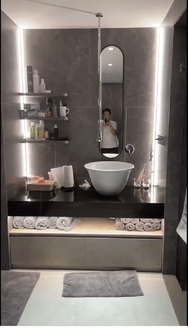 Phòng tắm được trang bị nội thất đắt đỏ. Ảnh chụp màn hình