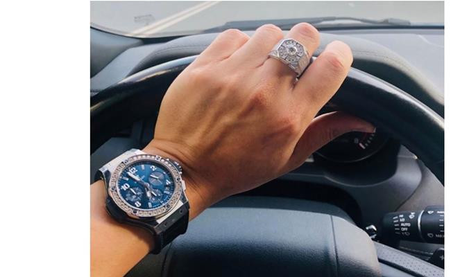 Ngoài ra, nam diễn viên còn sở hữu một căn hộ chung cư cao cấp ở Hà Nội và là tay chơi đồ hiệu nhất nhì showbiz Việt. Ảnh: Dân Việt.