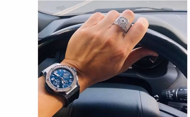 Ngoài ra, nam diễn viên còn sở hữu một căn hộ chung cư cao cấp ở Hà Nội và là tay chơi đồ hiệu nhất nhì showbiz Việt. Ảnh: Dân Việt.