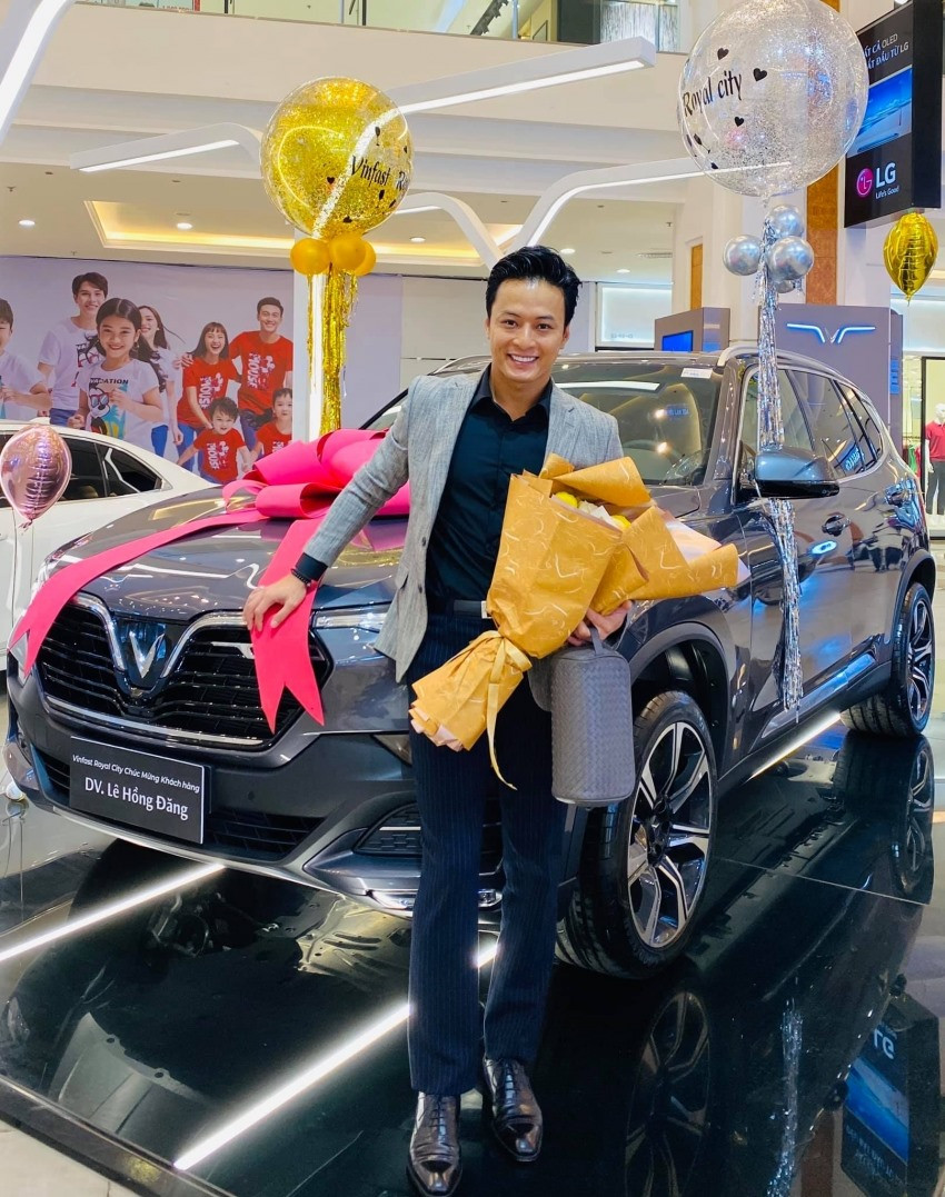 Gần đây nhất, Hồng Đăng tậu chiếc VinFast Lux SA2.0 có giá khoảng 1,2 tỷ đồng. Trước đó, nam diễn viên từng bán chiếc Mercedes-Benz GLC300 và tậu Ford Ranger. Ảnh: Lao động.