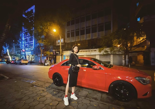 Sau khi ly hôn, ngoài diễn xuất, Thu Trang còn kinh doanh. Nhờ vậy, cô sở hữu một chiếc xe hơi màu đỏ đắt giá. Ảnh: VTCNews.