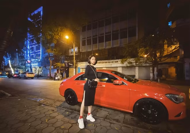 Sau khi ly hôn, ngoài diễn xuất, Thu Trang còn kinh doanh. Nhờ vậy, cô sở hữu một chiếc xe hơi màu đỏ đắt giá. Ảnh: VTCNews.