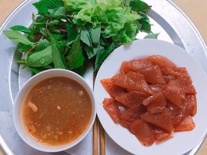 Chị Hạnh (Thái Bình) cho biết, sứa là loài thủy sinh, thịt dạng keo trong suốt, không để được lâu. Do đó, để bảo quản sứa lâu hơn, người dân vùng biển nghĩ ra cách ngâm sứa với muối và quả vẹt trong các chum, vại, lu để ăn quanh năm.