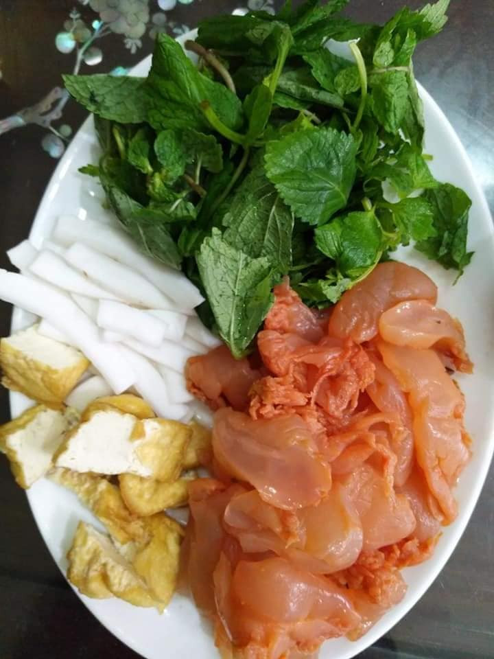 Từ đầu mùa đến giờ, trung bình mỗi ngày cô Ánh bán được 15 - 20kg sứa muối vẹt. Nhiều khách quen, ăn một lần lại đặt tiếp lần thứ 2, thứ 3.