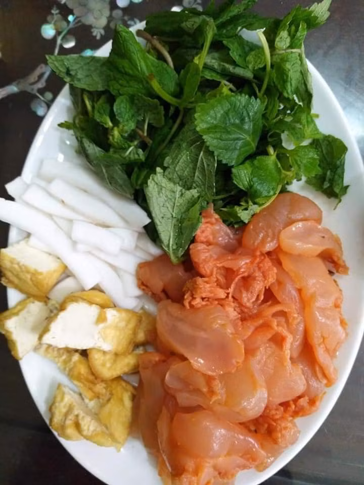 Từ đầu mùa đến giờ, trung bình mỗi ngày cô Ánh bán được 15 - 20kg sứa muối vẹt. Nhiều khách quen, ăn một lần lại đặt tiếp lần thứ 2, thứ 3.