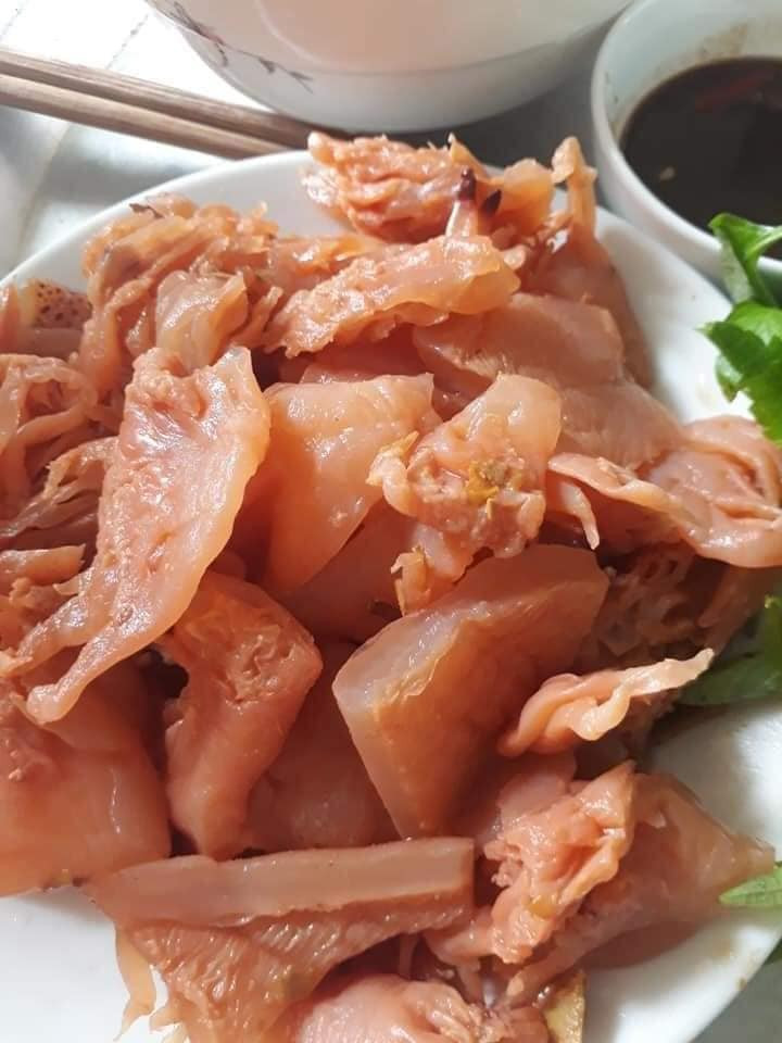 Cô Ánh (Hà Đông, Hà Nội) cho biết, sứa muối vẹt đang được bày bán ngày càng nhiều tại Hà Nội do nhiều người dân được nếm thử loại đặc sản giải nhiệt này, thấy ngon và lùng mua bằng được.