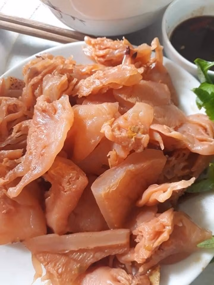 Cô Ánh (Hà Đông, Hà Nội) cho biết, sứa muối vẹt đang được bày bán ngày càng nhiều tại Hà Nội do nhiều người dân được nếm thử loại đặc sản giải nhiệt này, thấy ngon và lùng mua bằng được.