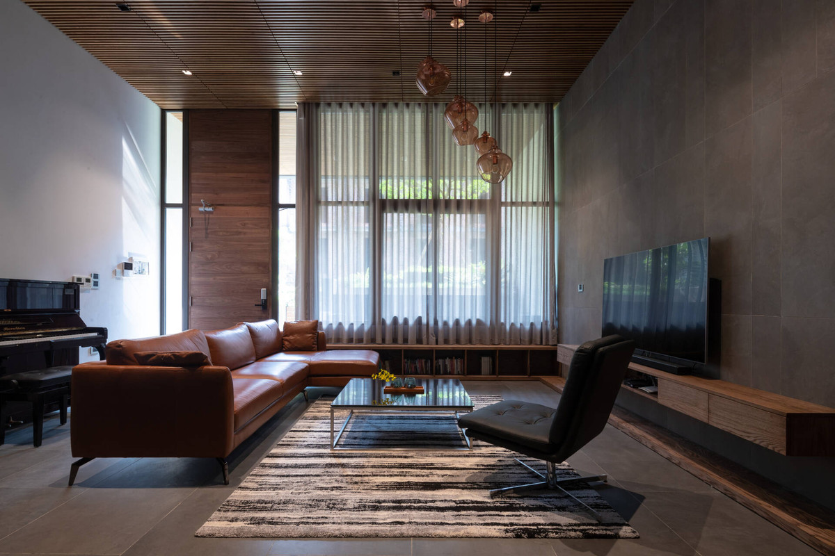 Cửa trước được lắp kính trong suốt, đưa ánh sáng tự nhiên chiếu sáng cho căn phòng, rèm che mỏng nhẹ giúp điều chỉnh độ sáng khi cần thiết. Ảnh: Triệu Chiến.