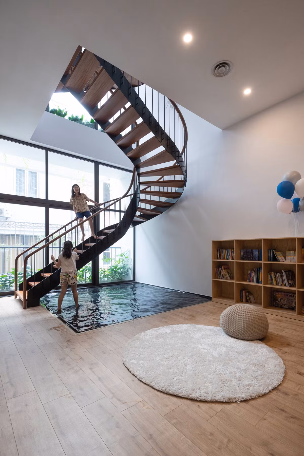 Bể nước nhỏ ngay dưới khu vực cầu thang có tác dụng giảm thiểu nắng gắt hướng tây hiệu quả. Ảnh: Triệu Chiến.