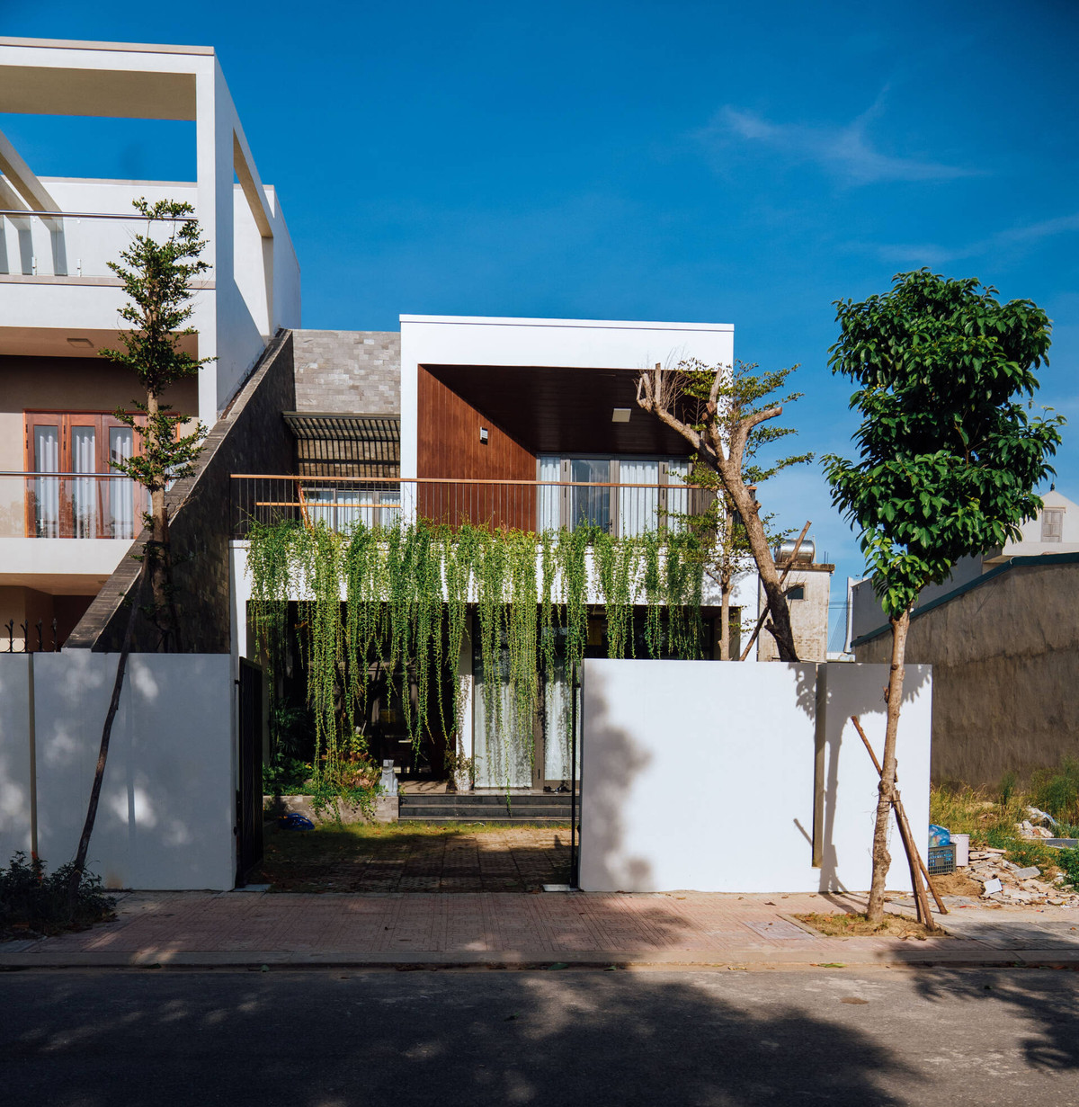 Để giải bài toán này, kiến trúc sư chọn hướng thiết kế hài hòa với thiên nhiên. Ảnh: Thoại Viết Hoàng