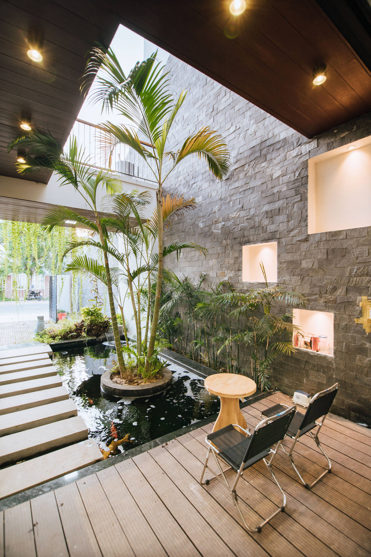 Hồ cá Koi cùng hệ cây xanh mát ở hiên nhà cũng góp phần xua đi cái nắng nóng của mùa hè. Ảnh: Thoại Viết Hoàng