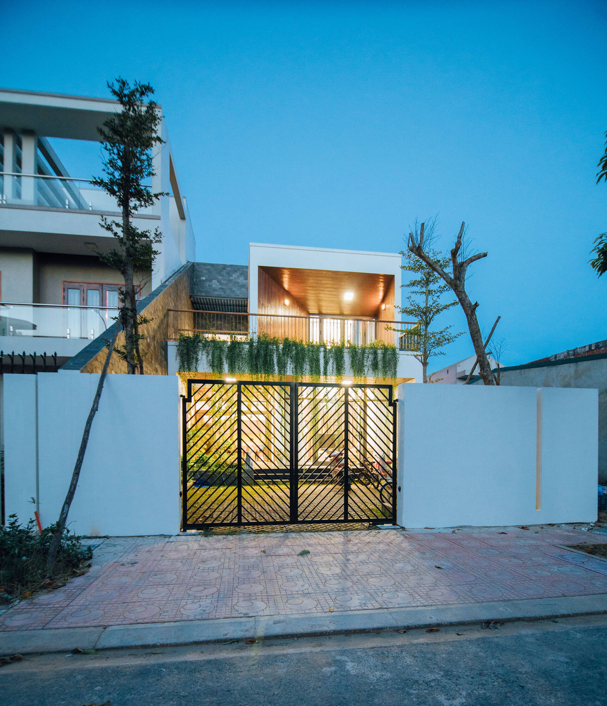 Nằm trong một khu đô thị mới tại thành phố Đồng Hới (Quảng Bình), N.A House là chốn đi về của một gia đình trẻ nên đòi hỏi sự trẻ trung, hiện đại, và đặc biệt là khắc phục được những nhược điểm nắng nóng của hướng Tây. Ảnh: Thoại Viết Hoàng