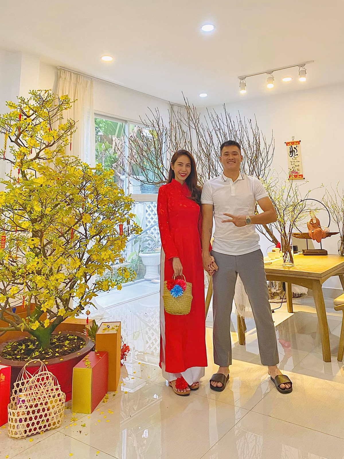 Với nguồn thu nhập khổng lồ, vợ chồng Công Vinh - Thủy Tiên không khó trong việc tậu những chiếc xe đắt tiền, sưu tập đồng hồ quý giá. Ảnh: Dân Việt.