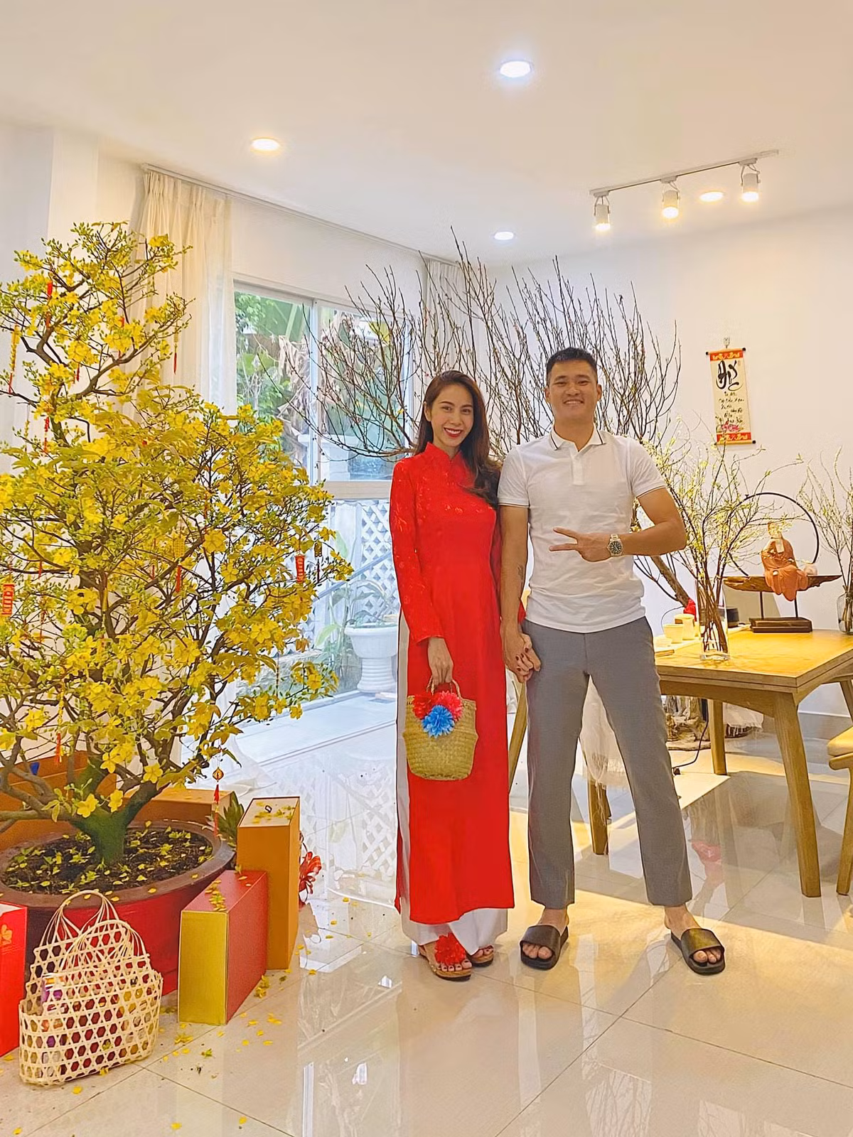 Với nguồn thu nhập khổng lồ, vợ chồng Công Vinh - Thủy Tiên không khó trong việc tậu những chiếc xe đắt tiền, sưu tập đồng hồ quý giá. Ảnh: Dân Việt.