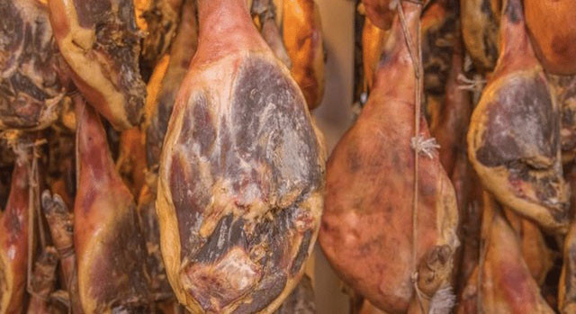 Kinh ngac do an moc meo thuc khach van “vung tien” mua