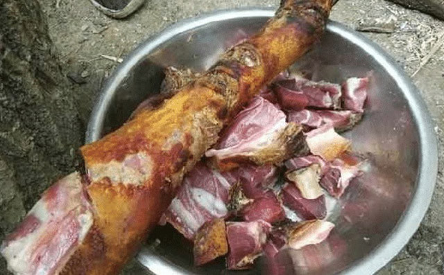 Bề ngoài bị mốc có thể khiến nhiều người lo ngại, nhưng khi cắt bỏ lớp mốc này, thịt mỡ bên trong trắng đục, béo và rất thơm. Ảnh: Sina