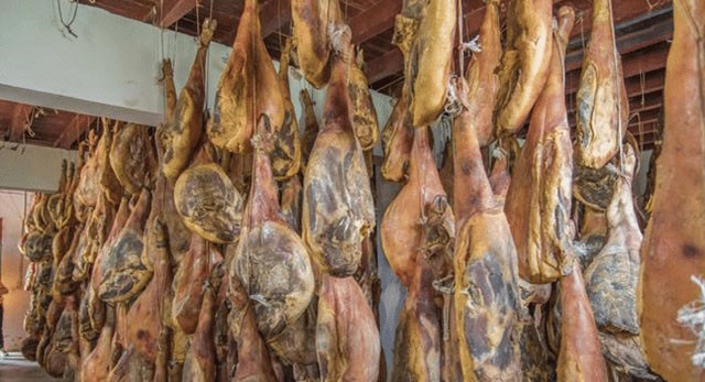 Sau khi làm sạch đùi lợn, người ta đặt thịt ở nơi thoáng mát và thoáng khí để nó được lên men tự nhiên. Khi bề mặt có vẻ bị mốc, ngay cả khi quá trình lên men kết thúc thì chúng vẫn được treo trên xà ngang trong nhà. Ảnh: Sina