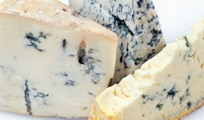 Phô mai Roquefort là loại phô mai mốc an toàn với sức khỏe. Phô mai được làm từ sữa cừu, sữa bò, hay sữa dê có cấy nấm mốc Penicillium. Ảnh: Getty Image