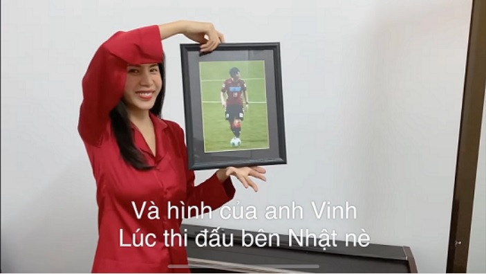 Trong phòng, ngoài hình ảnh của Thủy Tiên còn có cây piano cùng hình của Công Vinh khi còn thi đấu bên Nhật. Ảnh chụp màn hình