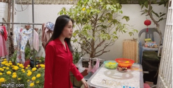 Không gian thoáng mát của sân sau được tận dụng làm nơi dùng bữa của mọi người khi trời mát. Ảnh chụp màn hình