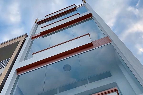 Căn nhà có 5 tầng, diện tích 200m2, khang trang và sáng sủa. Ảnh chụp màn hình