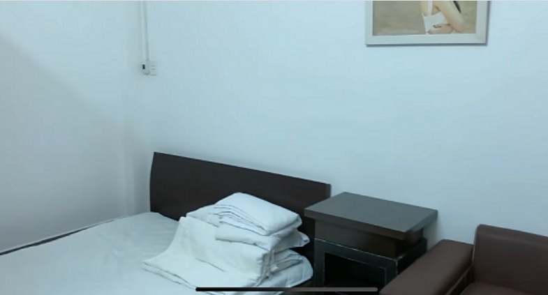 Phòng của vợ chồng Công Vinh - Thủy Tiên mỗi khi trở về Kiên Giang thăm mẹ nữ ca sĩ. Nữ ca sĩ hài hước cho biết rằng nhà ở quê trên chỉ bày trí đơn giản như vậy. Ảnh chụp màn hình