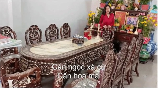 Trong đó, đáng chú ý nhất chính là bộ bàn ghế cổ đã có từ mấy trăm năm, từ thời ông cố Thủy Tiên để lại, từng được trả tới mức 400 triệu đồng nhưng không bán. Ảnh chụp màn hình