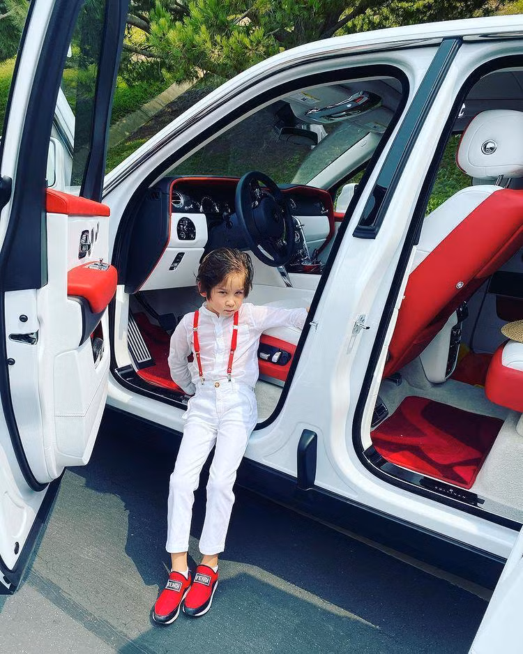 Cậu út Skyler check-in bên cạnh 2 trong số rất nhiều siêu xe của bố mẹ.