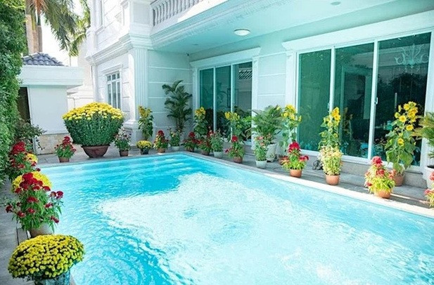Trong biệt thự có khoảng sân rộng rãi trồng nhiều cây xanh và bể bơi lớn. Ảnh: Lao động.