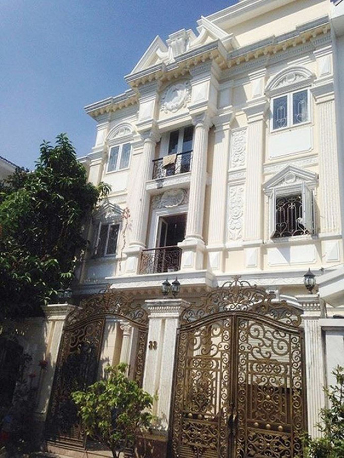 Biệt thự này được xây dựng trên mảnh đất rộng 20.000 m2 với phong cách thiết kế hoàng gia cầu kỳ. Nguồn ảnh: chụp màn hình, Internet
