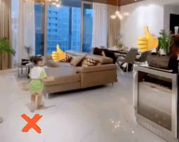 Minh Hằng sử dụng kính trong suốt ở phòng khách để vừa có thể quan sát bên ngoài vừa tạo không gian hiện đại, thoáng mát cho căn hộ.