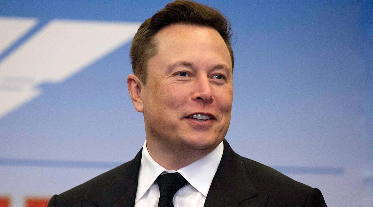 Tiếp theo đó, Elon Musk thực hiện ý tưởng ngân hàng điện tử. Ông dùng 10 triệu USD xây dựng nền tảng trực tuyến X.com chuyên cung cấp dịch vụ kiểm tra số dư, tiền gửi tiết kiệm và tài khoản của các nhà môi giới.