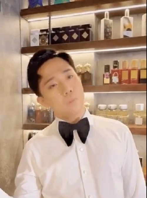 MC Trấn Thành còn hé lộ kệ trưng bày nước hoa siêu khủng hàng trăm chai xếp ngay ngắn.