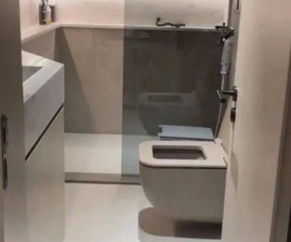 Nổi bật nhất là phòng tắm với nội thất hiện đại nhìn chẳng kém khách sạn 5 sao.