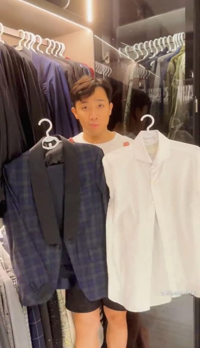 Tủ áo sơ mi và áo vest ước tính lên tới cả trăm món, đều là hàng hiệu xa xỉ.