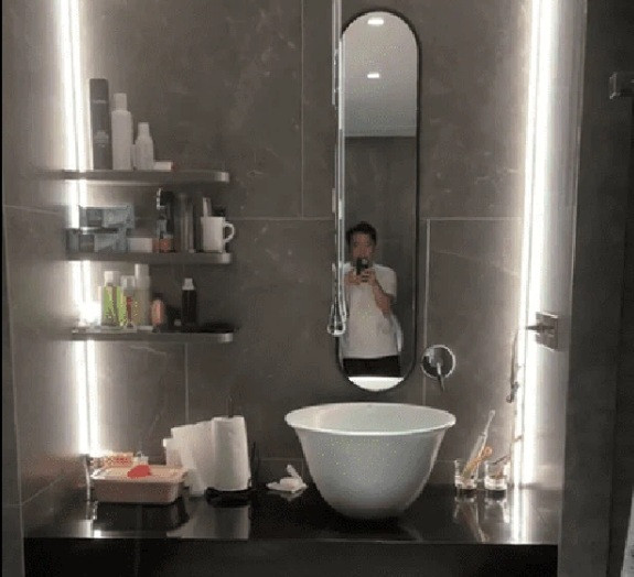 Trước đó, Trấn Thành - Hari Won đã chính thức được dọn về căn hộ mới. Nam MC hào hứng livestream trên trang cá nhân khoe không gian căn hộ.