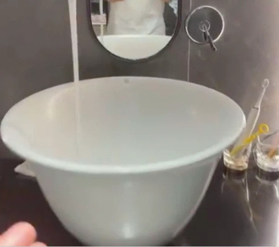 Chậu rửa mặt có giá trị không nhỏ.