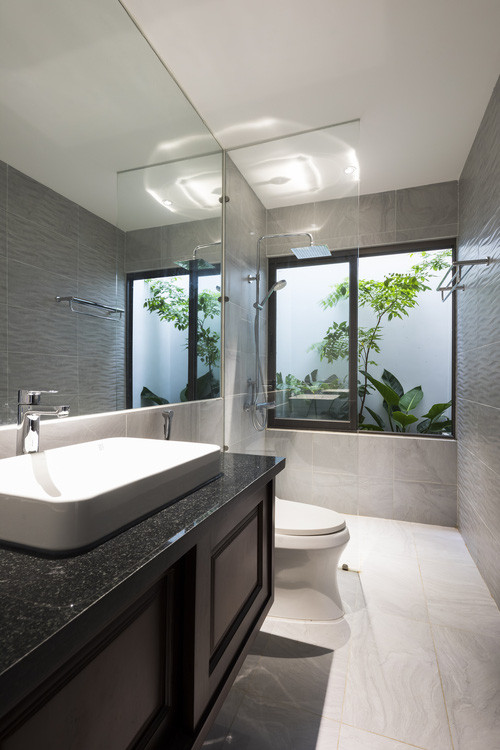 Nhà vệ sinh phòng ngủ chính được đặt vị trí phía tây cản nóng cho phòng ngủ.