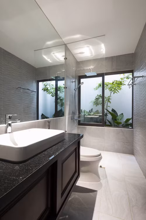 Nhà vệ sinh phòng ngủ chính được đặt vị trí phía tây cản nóng cho phòng ngủ.