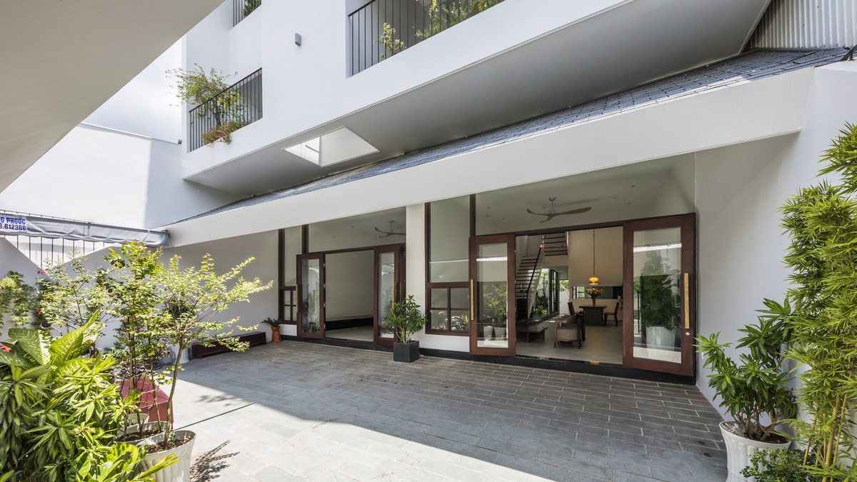 Hệ cửa kính lớn sát trần và 2 vách tường làm tăng sự kết nối cho không gian trong và ngoài.