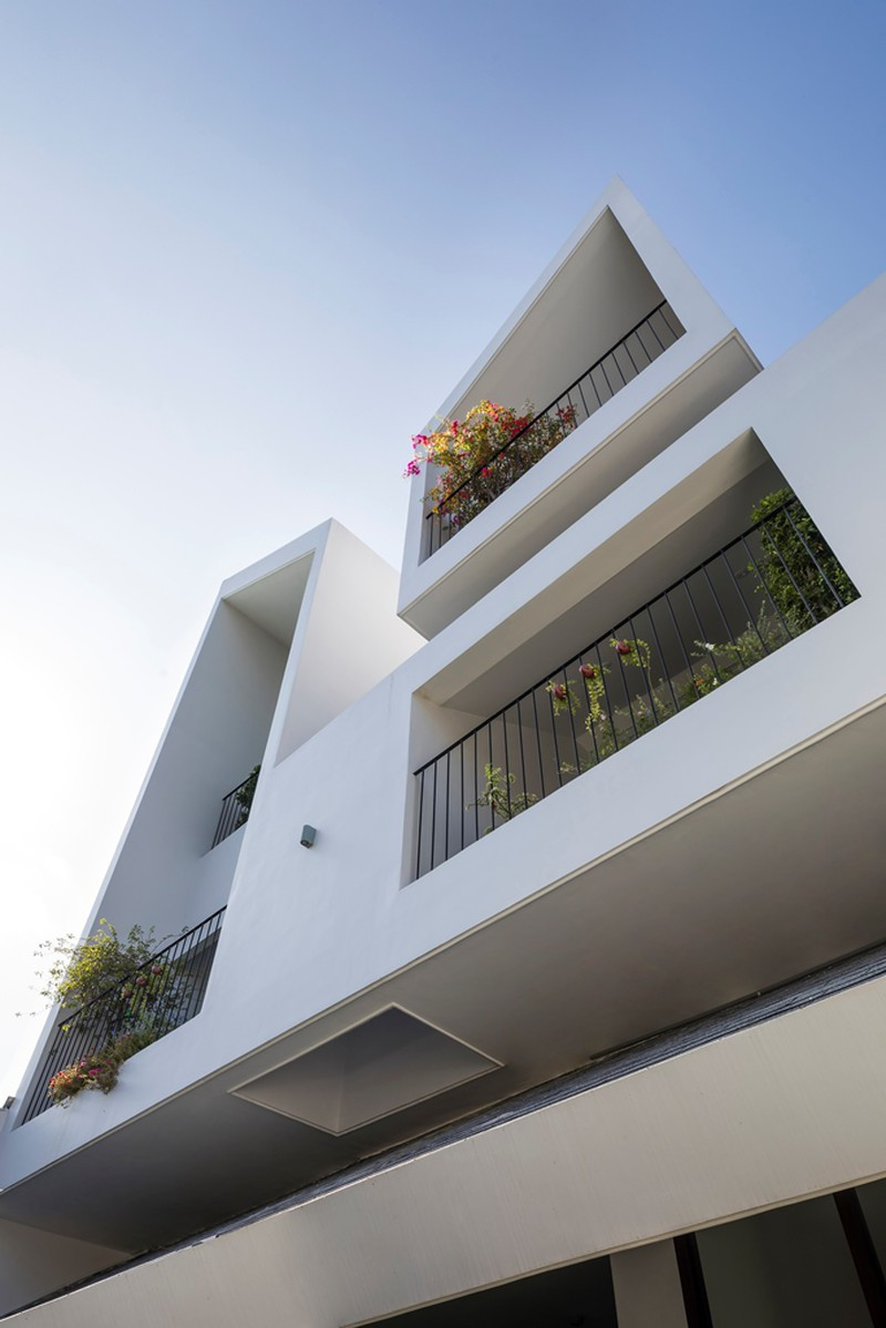 Hiên trước nhà được thiết kế mái hiên xéo và đủ rộng để tạo phần đệm, nhằm hạn chế sự hanh nắng vào mùa hè và tạt mưa vào mùa đông.