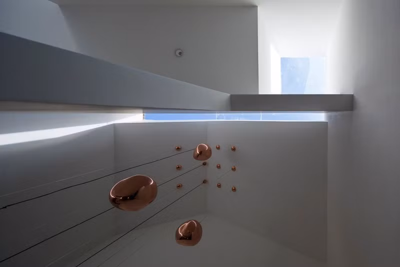 Khoảng thông tầng là trái tim của ngôi nhà, giúp kết nối các phòng ngủ tầng hai, ánh sáng tự nhiên đưa vào giữa nhà qua khe sáng trên mái.