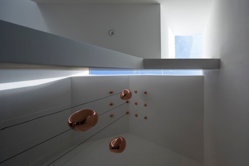 Khoảng thông tầng là trái tim của ngôi nhà, giúp kết nối các phòng ngủ tầng hai, ánh sáng tự nhiên đưa vào giữa nhà qua khe sáng trên mái.