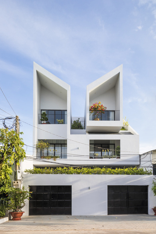 Trên mảnh đất 250m2 tại thị xã Hoà Thành (Tây Ninh), hai ngôi nhà liền kề được thiết kế cho 2 chị em sinh đôi.