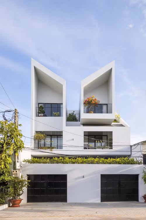 Trên mảnh đất 250m2 tại thị xã Hoà Thành (Tây Ninh), hai ngôi nhà liền kề được thiết kế cho 2 chị em sinh đôi.