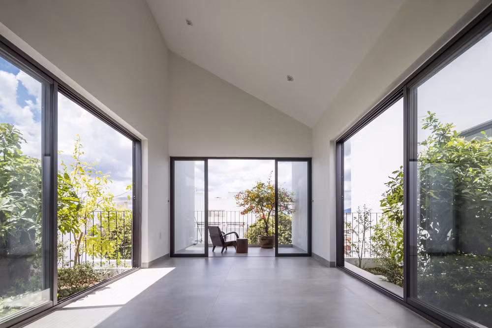 Phòng thờ được thiết kế xen kẽ với 2 khu vườn nhỏ tạo mảng xanh. Nguồn ảnh: Hiroyuki Oki